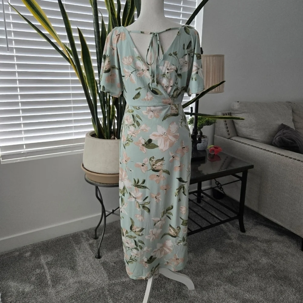 GILLI Floral Midi Dress. Color: Sage Multi. Size Medium. New.